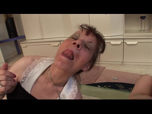 ❤️ Dua nenek dan satu kakek memiliki threesome ❤ Super porno pada kami