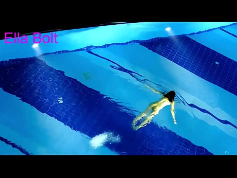 ❤️ Saya tidak bisa berhenti menonton, pirang muda tertangkap basah berenang di kolam resor ELLA BOLT ❤ Super porno pada kami