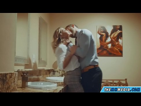 ❤️ Ketika seorang pirang berdada menggoda Anda di toilet umum ❤ Super porno pada kami